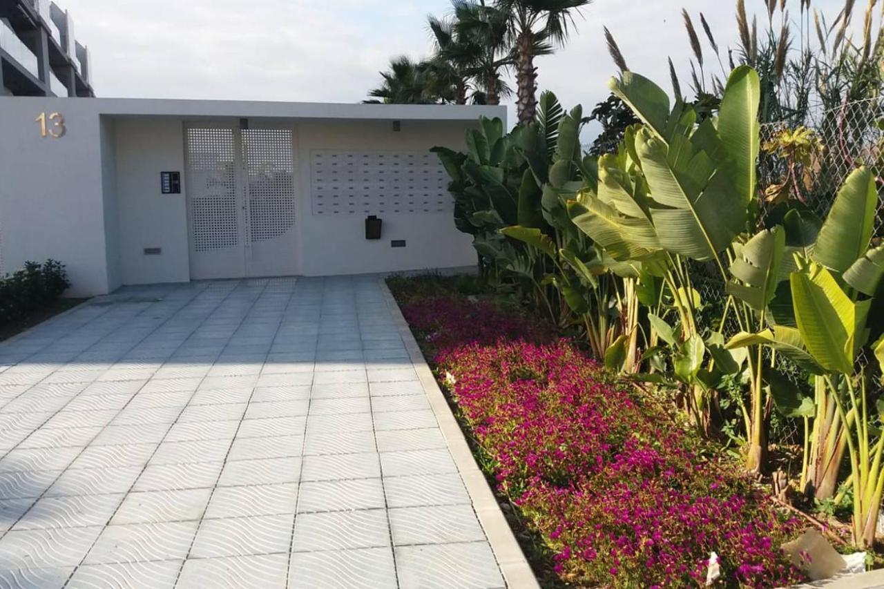 Apartamento En Primera Linea De Playa, Con Piscina Y Garaje En Torrox Costa Exterior photo